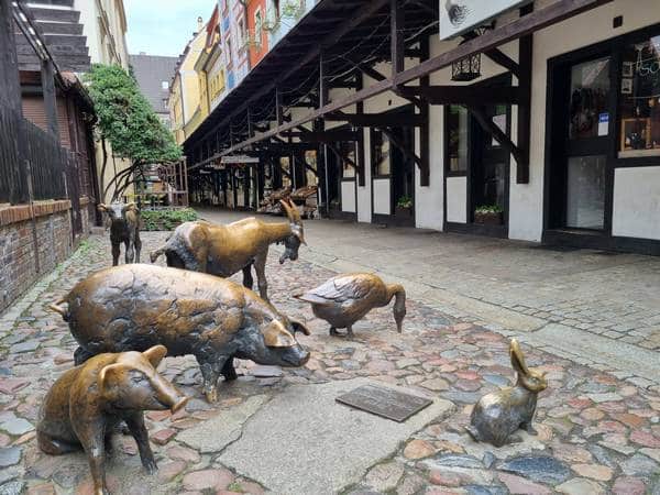 escultura de animales en Jatki Street