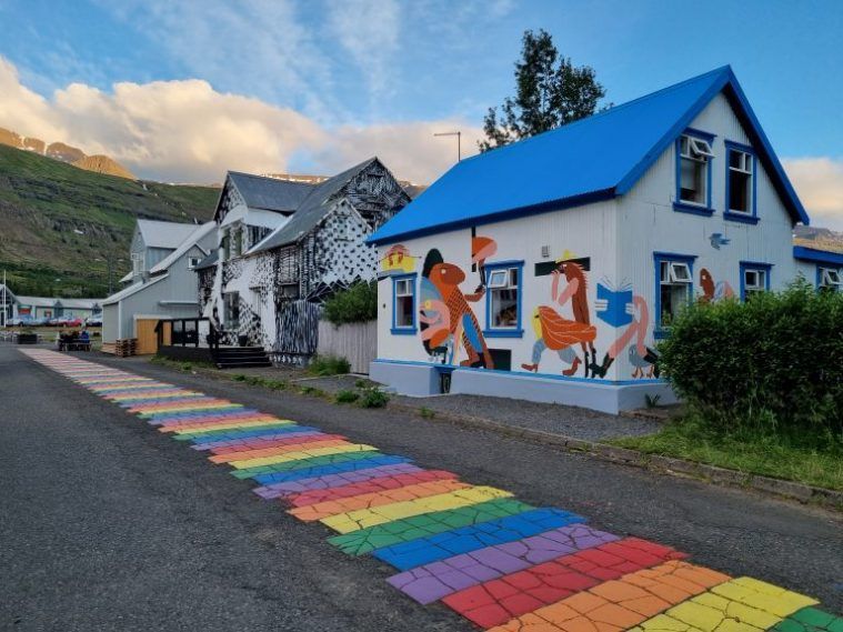 carretera de colores donde conducir en Islandia