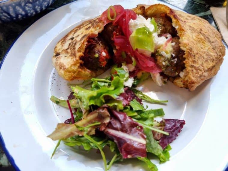 Sandwich de pita con albóndigas