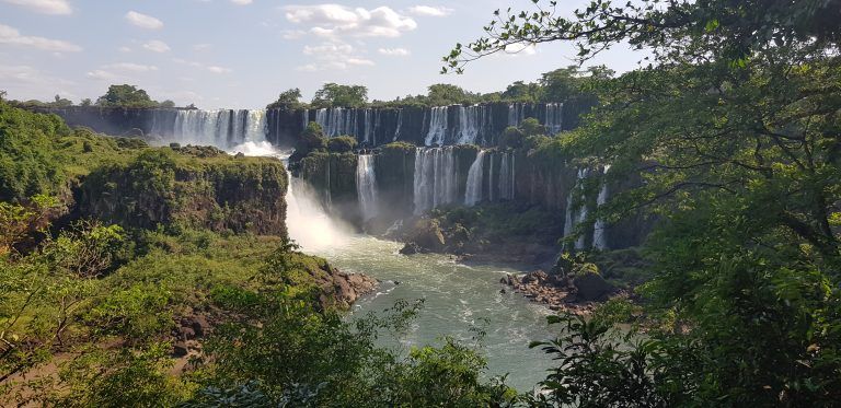 cataratas en la selva de argentina