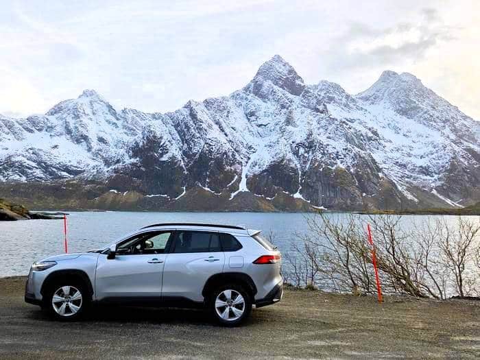 Coche en las islas Lofoten