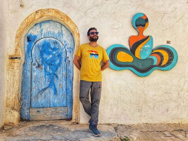 El autor posando junto a una puerta en Djerbahood (Djerba), consejos para viajar a Túnez