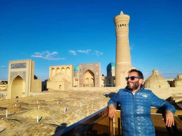 El autor con monumentos de Bukhara. Consejos para viajar a Uzbekistán.