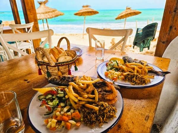 Gastronomía de Túnez Comida en un restaurante de playa en Djerba (Túnez)