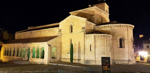 Iglesia de San Clemente de Segovia de noche