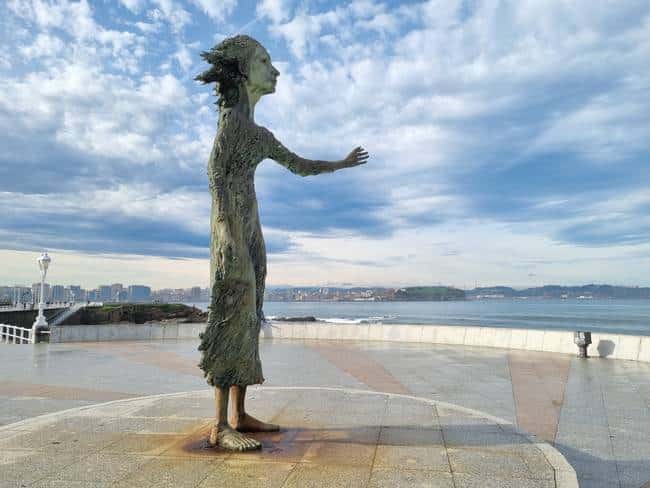 "La Madre del Emigrante"