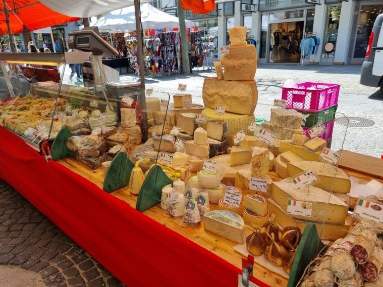 quesos en Mercado de Thun