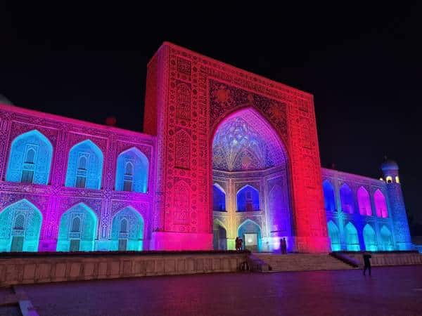 Mezquita de samarcanda iluminada, consejos para viajar a Uzbekistán