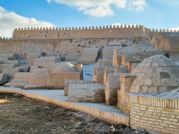 cementerio antiguo de Khiva, junto a las murallas