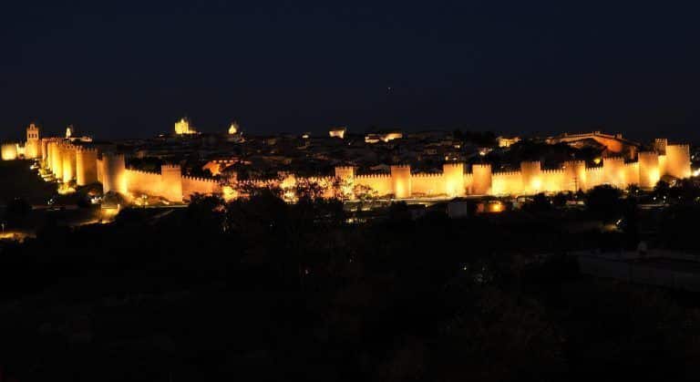 Panorámica de las murallas de Ávila de noche