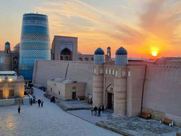 Panorámica de los monumentos de Khiva al atardecer