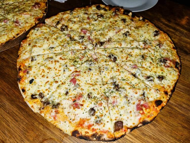 Pizza del restaurante Machupizza (Puno)