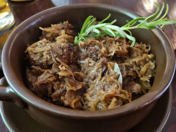 Plato de comida restaurante varsovia