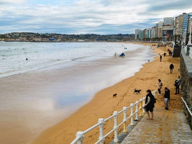 Playa de San Lorenzo, Qué ver en Gijón