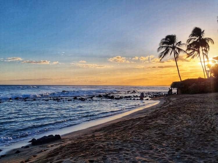 Playa de Hawaii al atardecer