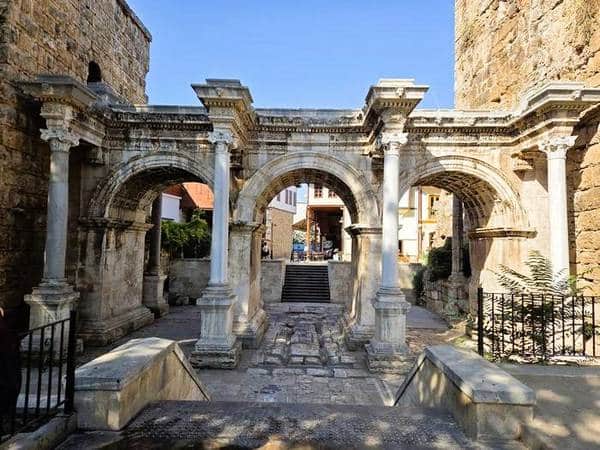 Puerta de Adriano, Antalya