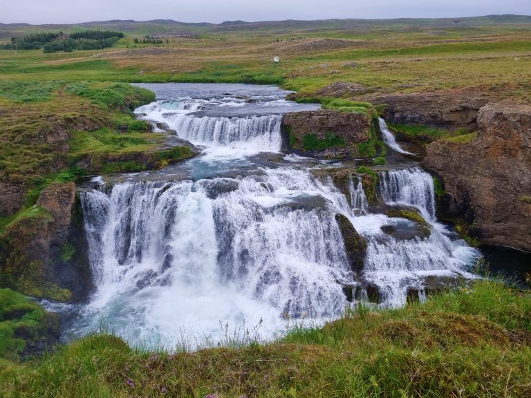 Reykjafoss, la cascada con terma