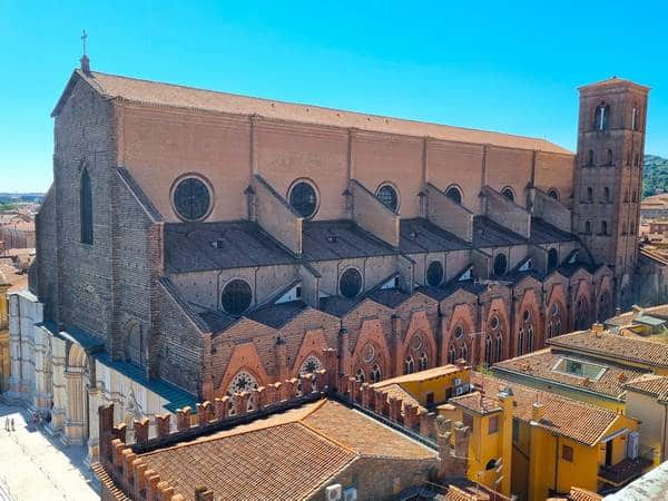 Vista Basilica de san petronio desde la torre del reloj Bolonia