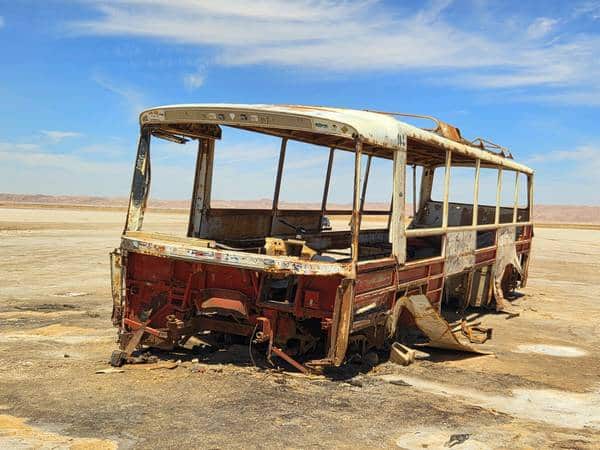 Autobús abandonado en el desierto de Túnez