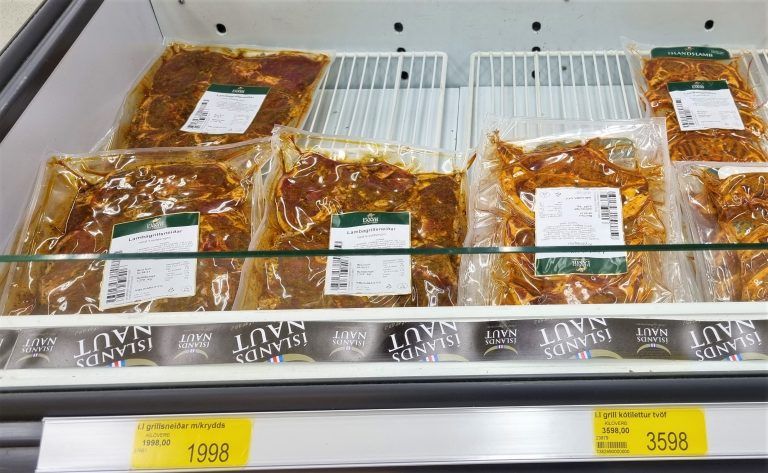 Carne de pollo y cordero en supermercados, Comer barato en Islandia