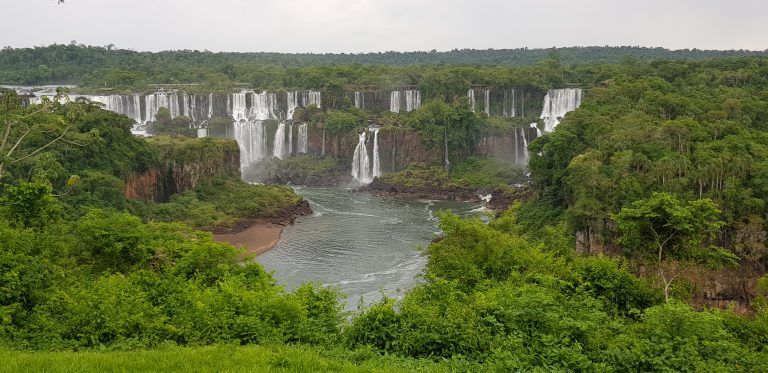 cataratas en la selva de argentina