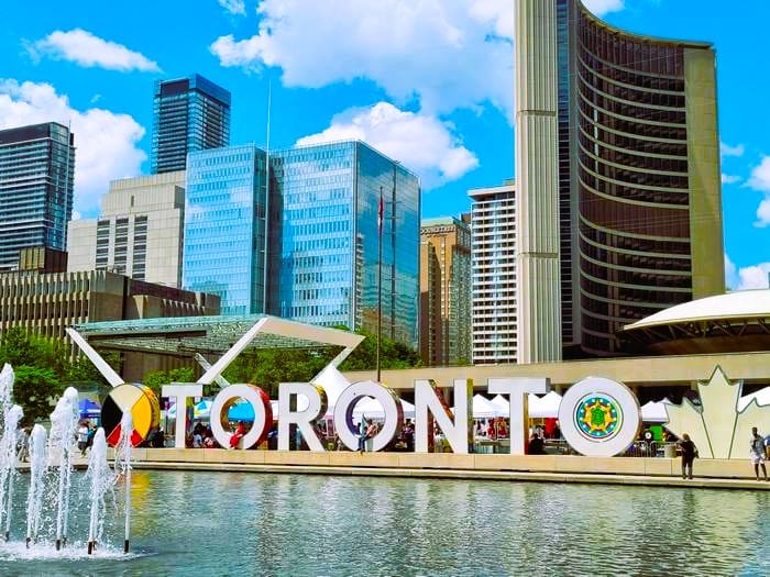 Letras de Toronto en la plaza del ayuntamiento