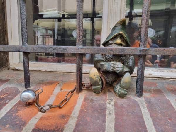 Estatua de un duende preso