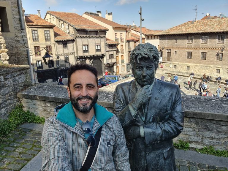 Estatua de Ken Follet, Vitoria - Gasteiz