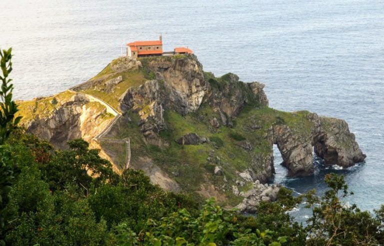 Gaztelugatxe desde el restaurante Eneperi