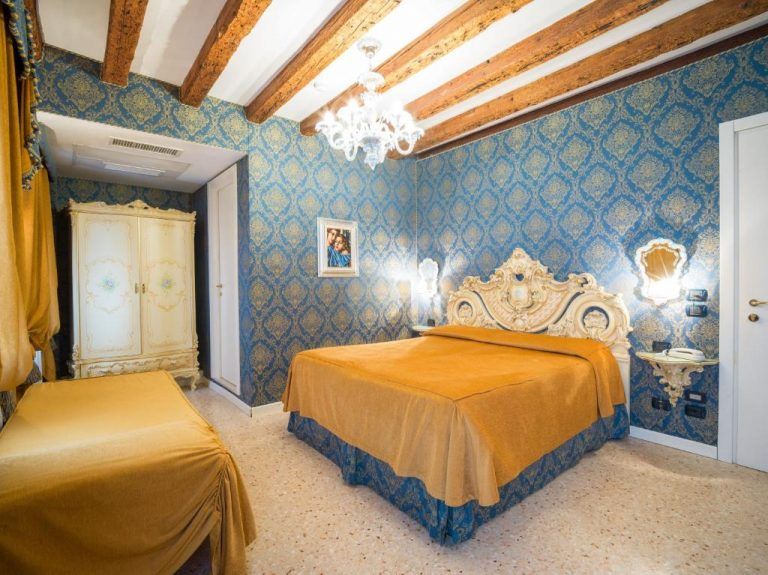 habitación de hotel bueno y barato en venecia