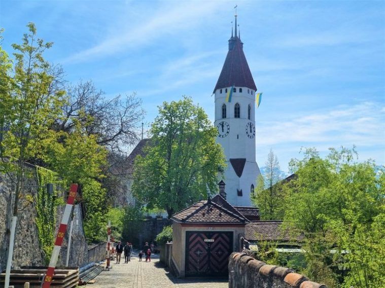 Iglesia de Thun al fondo