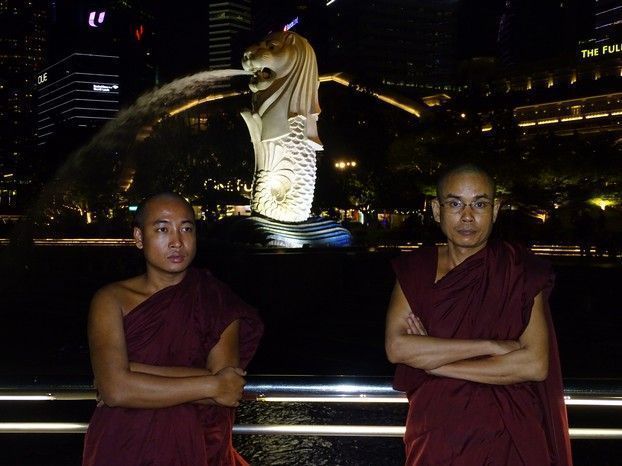 Monjes frente al Merlion Singapur