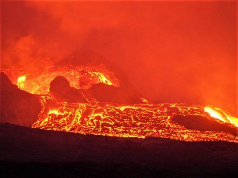 lava saliendo del volcán de islandia