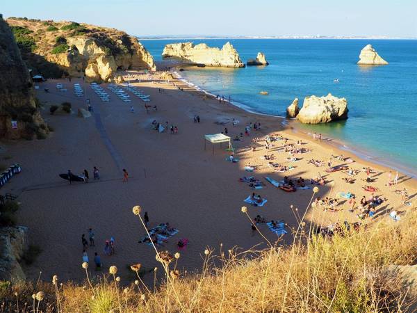 Praia de doña Ana, una de las playas populares del Algarve