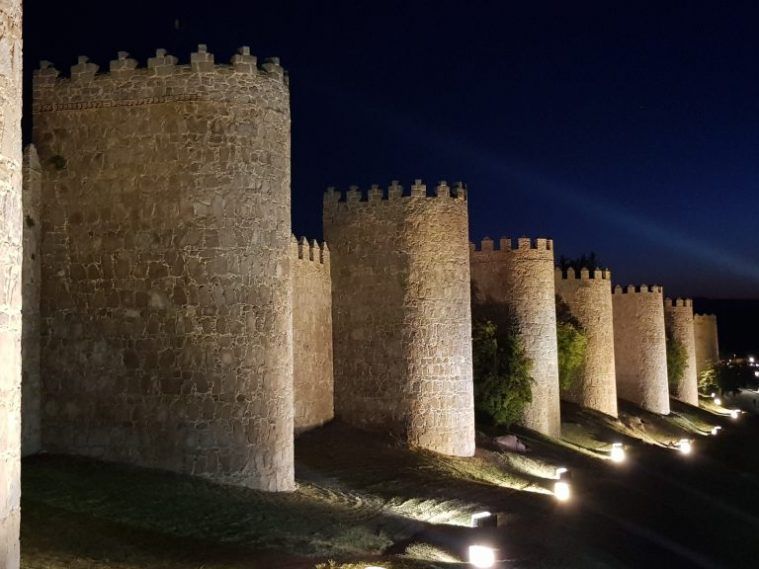 murallas de ávila de noche