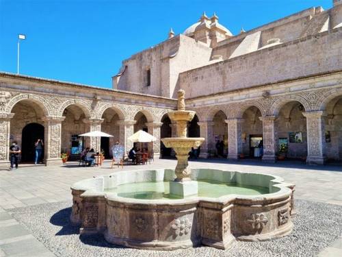 Claustro de la Iglesia de la Compañía de Jesús arequipa