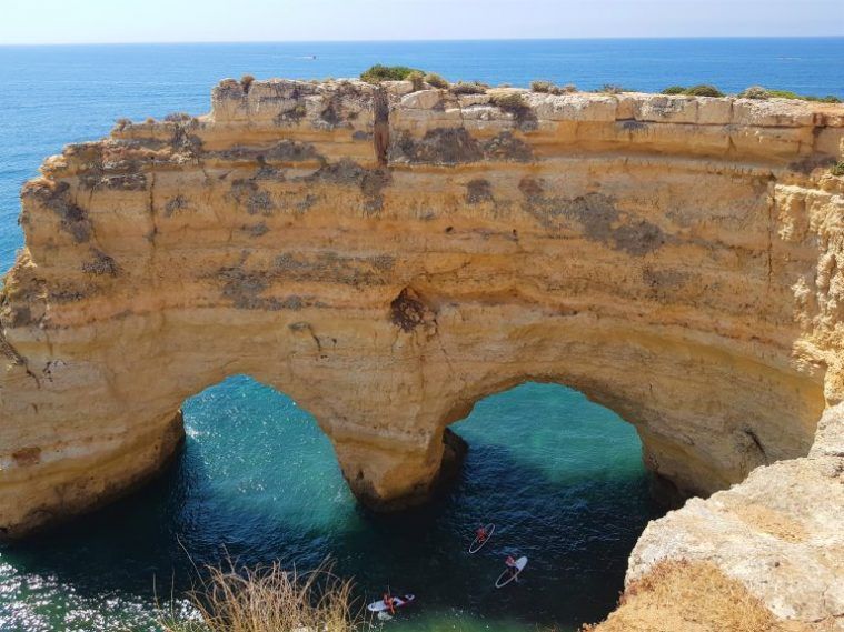 Costa cerca de la playa de la Marina, Algarve