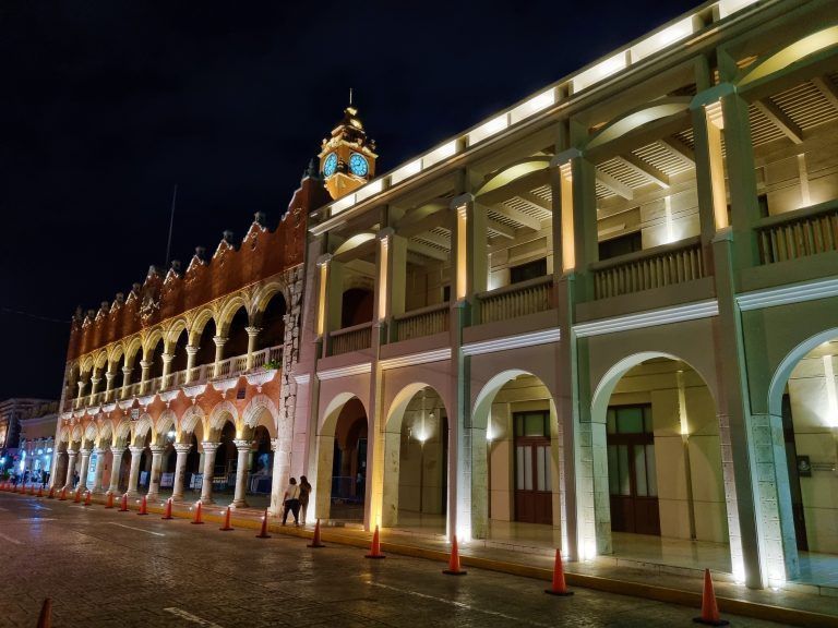 Palacio Municipal, Mérida (México) iluminado de noche