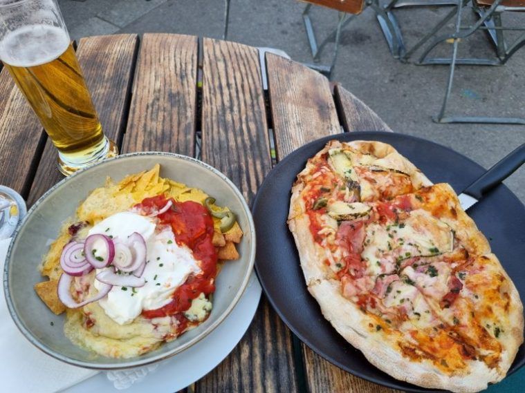 Deliciosos nachos y pinsa del Mühlibar thun