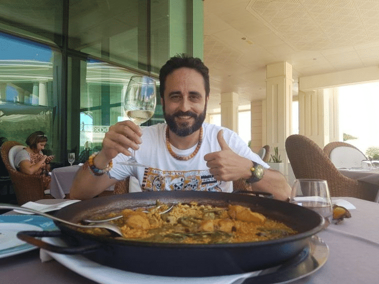 el autor comiendo paella valenciana