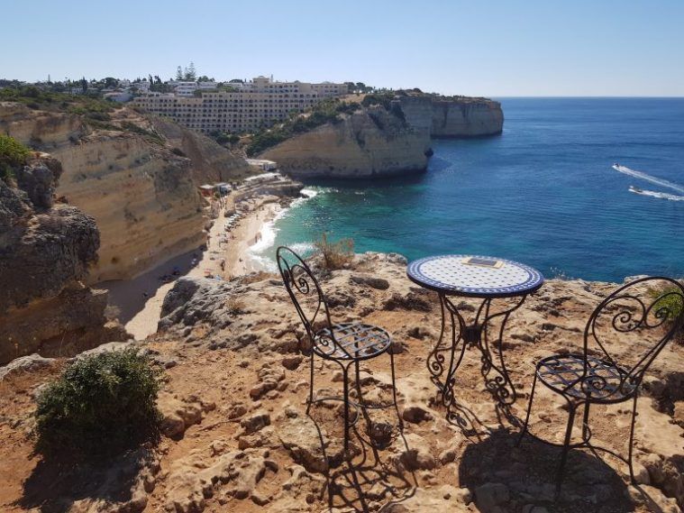 terraza con vistas al mar en el Algarve