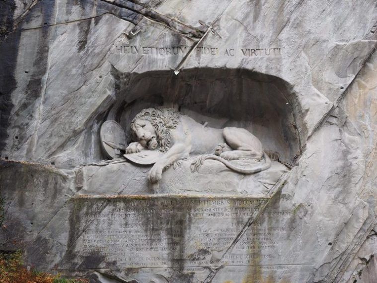 Escultura del león dormido, Lucerna