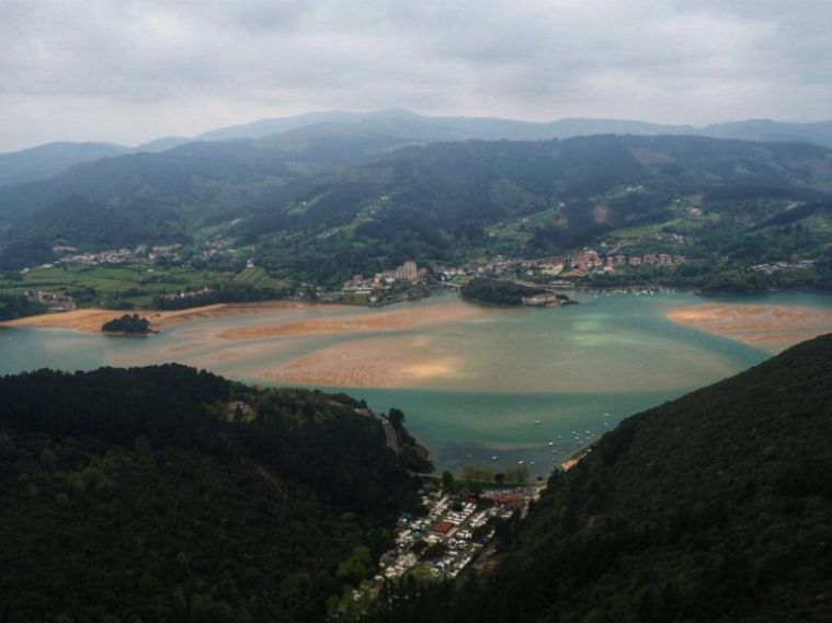 Vistas de Mundaka desde San Pedro de Atxarre