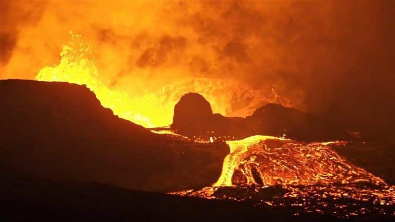 Lava saliendo del volcán de Islandia